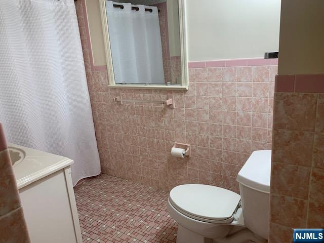 279 Slocum Way Fort Lee, NJ 07024 - Photo 14 of 20 a bathroom with a toilet and a sink