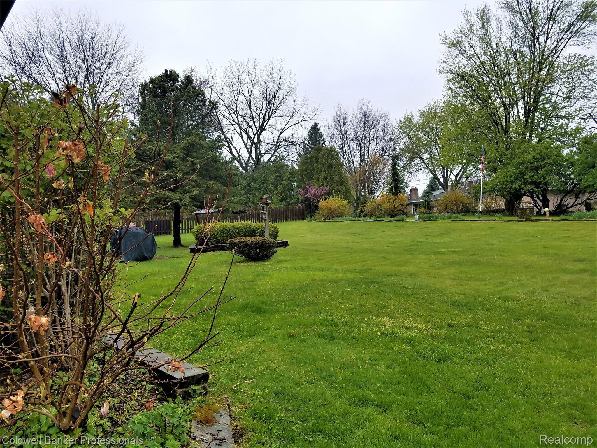 1862 Ludgate Lane Rochester, MI 48309 - Photo 5 of 54 1862_Ludgate_Yard from corner of house