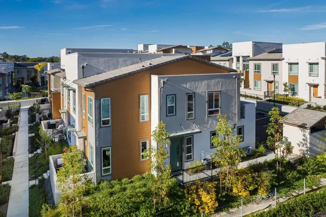 $700,000 | 953 Radcliffe Trail, Vista, CA 92081