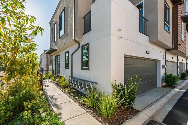 $700,000 | 953 Radcliffe Trail, Vista, CA 92081