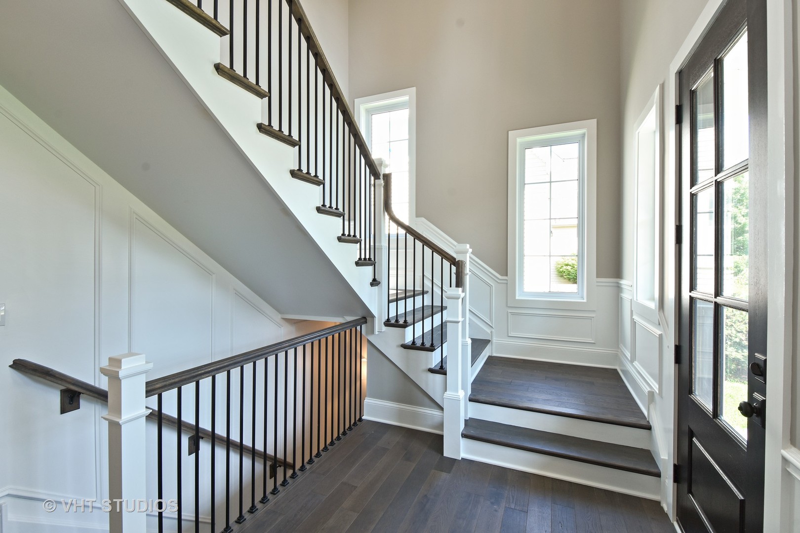 748 Prairie Avenue Barrington, IL 60010 - Photo 2 of 27 a view of entryway