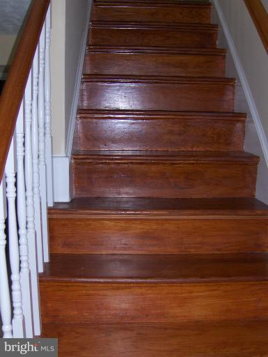 14341 Fullerton Road Woodbridge, VA 22193 - Photo 13 of 20 Hardwood stairs