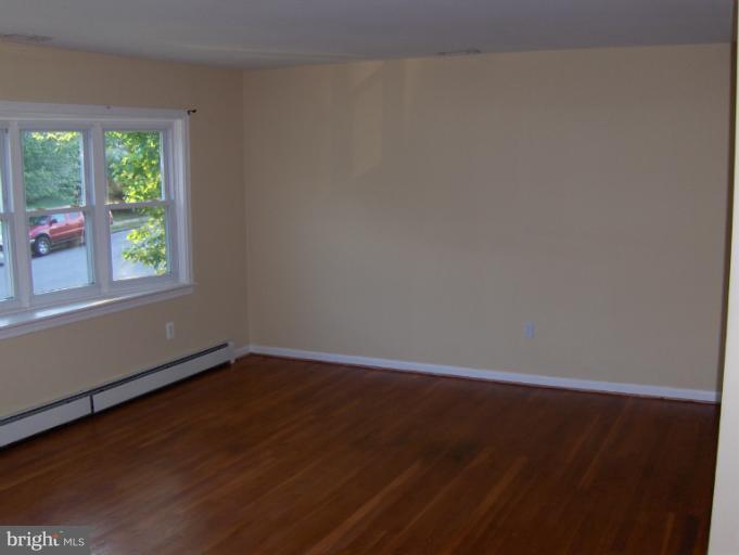 14341 Fullerton Road Woodbridge, VA 22193 - Photo 17 of 20 Living Room