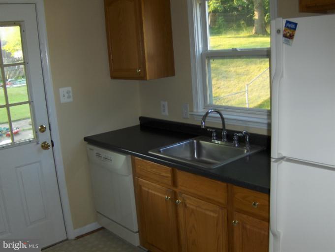 14341 Fullerton Road Woodbridge, VA 22193 - Photo 18 of 20 Kitchen