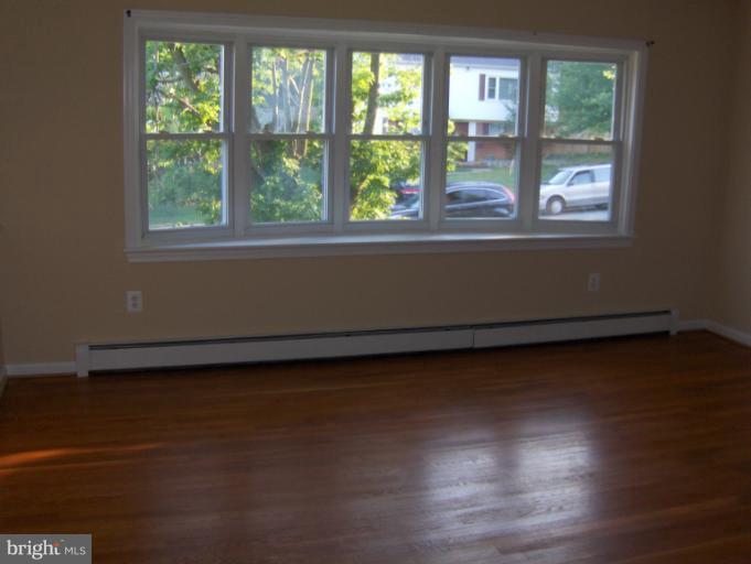 14341 Fullerton Road Woodbridge, VA 22193 - Photo 8 of 20 Living Room