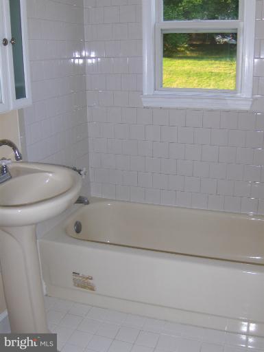 14341 Fullerton Road Woodbridge, VA 22193 - Photo 9 of 20 Bath
