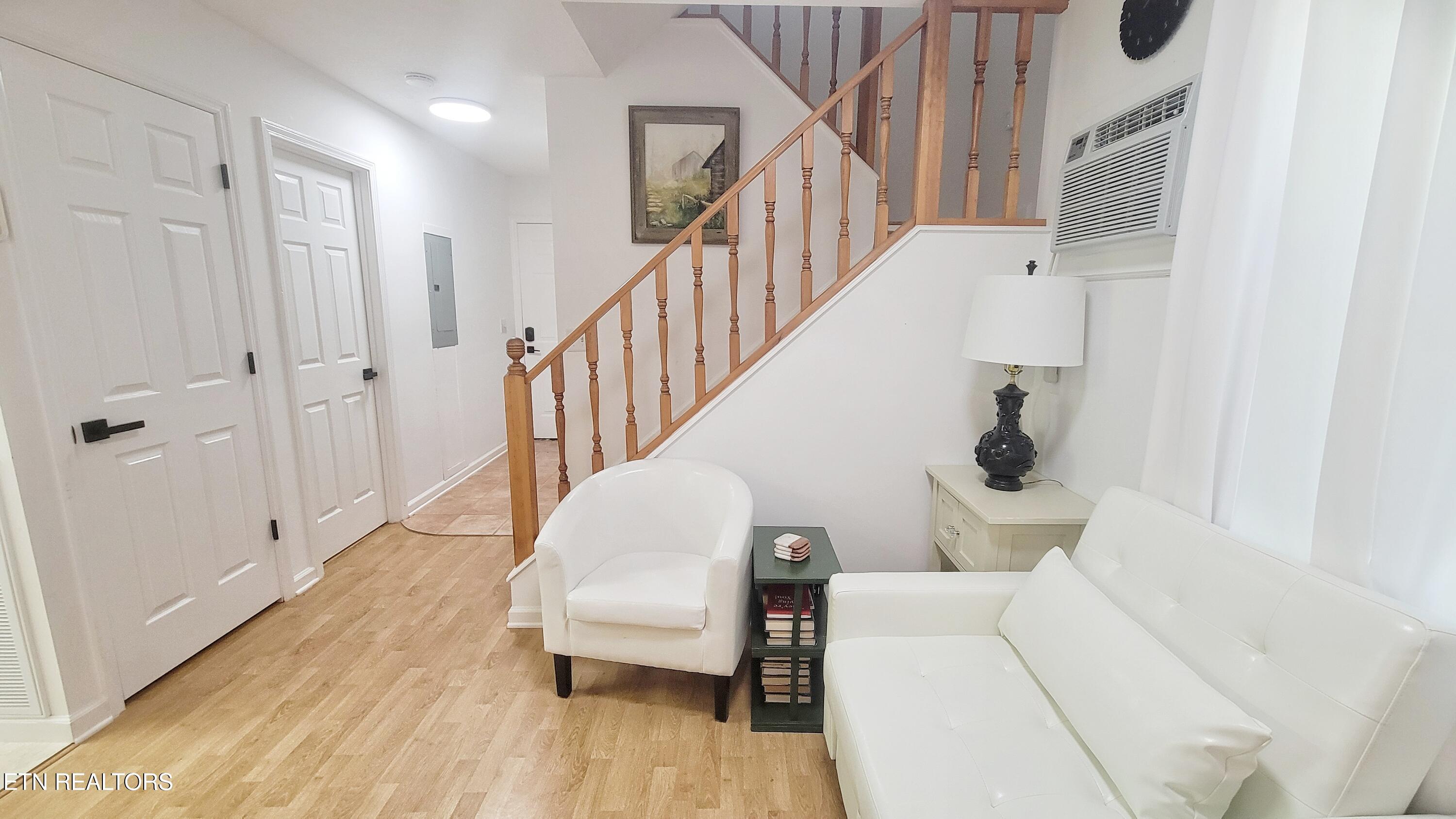 264 Curry Way Del Rio, TN 37727 - Photo 7 of 40 MAIN LEVEL NOOK SITTING AREA
