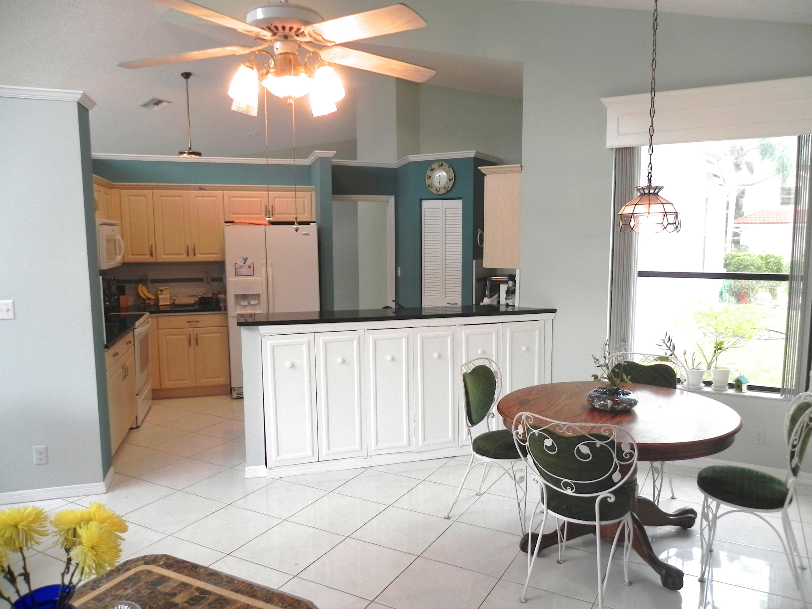 8609 Vía Giula Boca Raton, FL 33496 - Photo 17 of 40 Kitchen and Breakfast Area