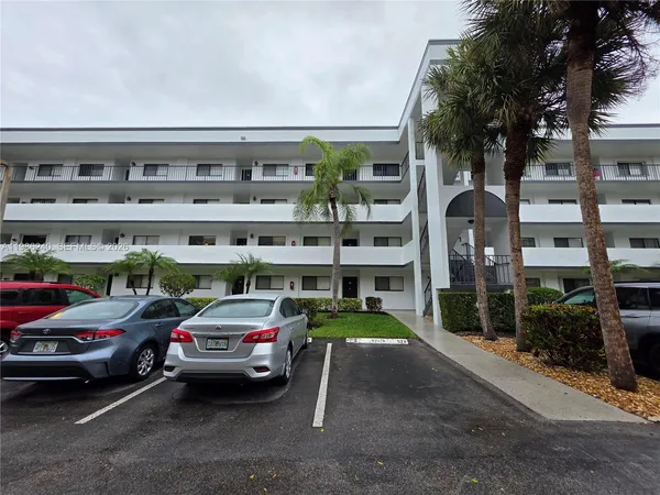 $1,900 | 4725 Lucerne Lakes Boulevard East, Unit 106, Lake Worth, FL 33467