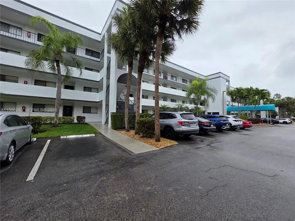 $1,900 | 4725 Lucerne Lakes Boulevard East, Unit 106, Lake Worth, FL 33467