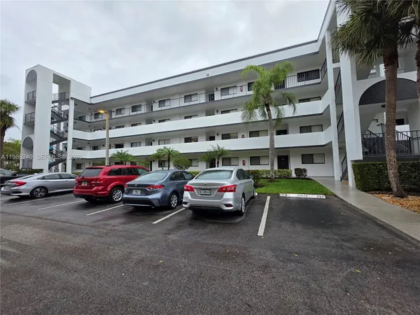 $1,900 | 4725 Lucerne Lakes Boulevard East, Unit 106, Lake Worth, FL 33467