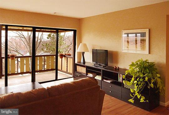 200 Cross Keys Road, Unit R56 Baltimore, MD 21210 - Photo 4 of 17 Living Room