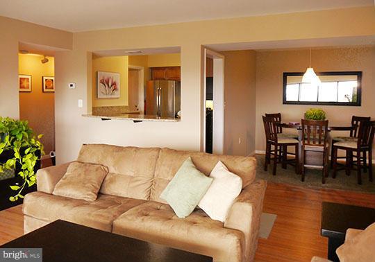 200 Cross Keys Road, Unit R56 Baltimore, MD 21210 - Photo 5 of 17 Living Room