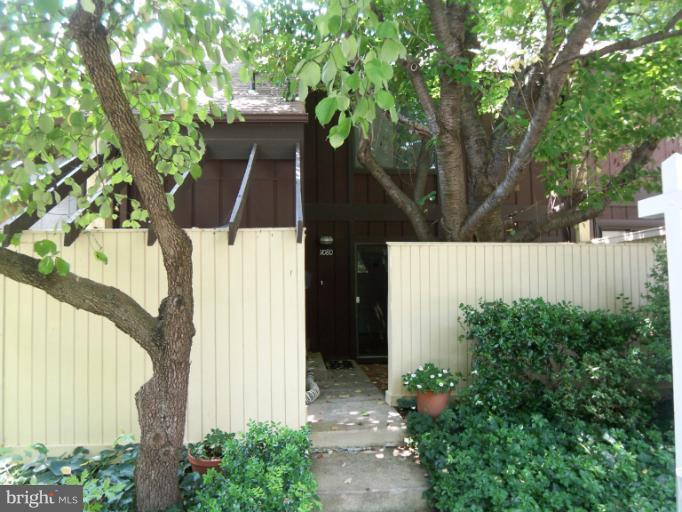 11080 Saffold Way Reston, VA 20190 - Photo 17 of 30 a backyard of a house