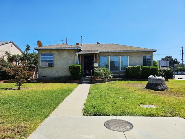 a view of a house with backyard and porch