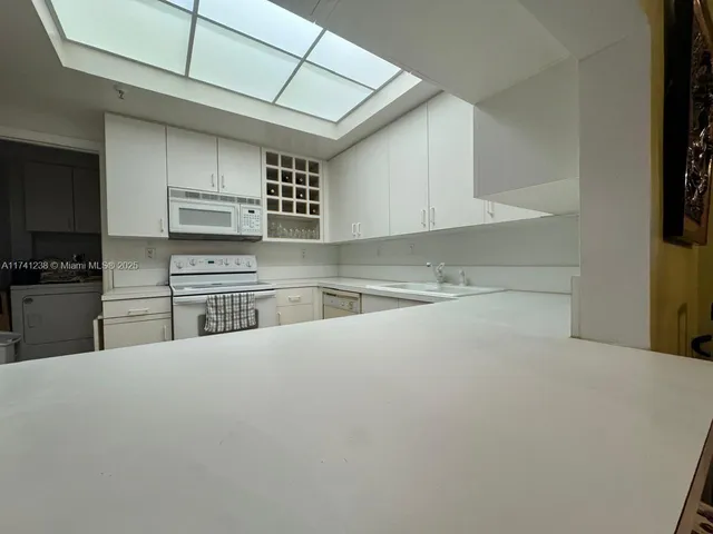 $3,000 | 9755 Northwest 52nd Street, Unit 502, Doral, FL 33178