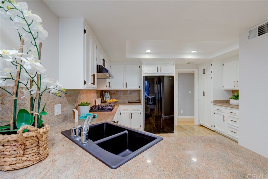 6364 Riviera Circle Long Beach, CA 90815 - Photo 18 of 60 Gallery Image 18