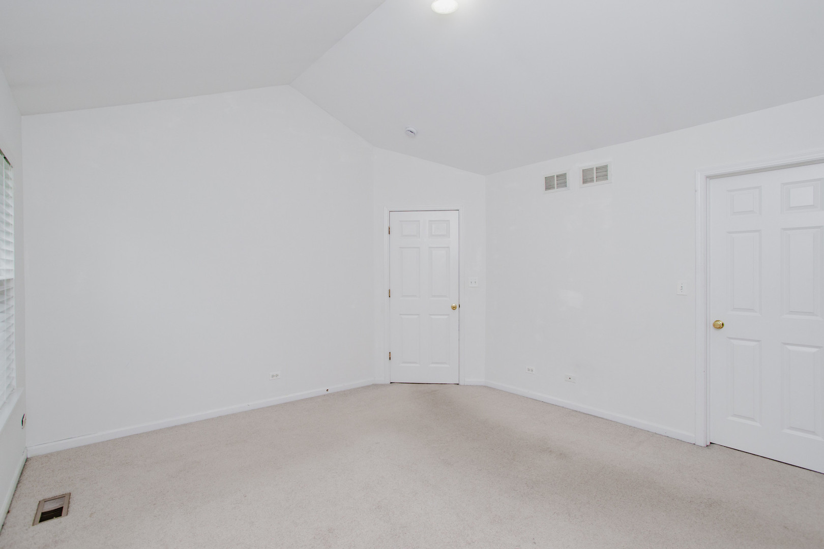 800 Linden Circle Hoffman Estates, IL 60169 - Photo 14 of 30 an empty room with a empty space