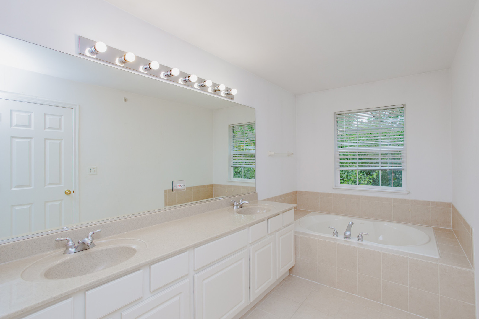 800 Linden Circle Hoffman Estates, IL 60169 - Photo 15 of 30 a bathroom with a bathtub a sink and a window