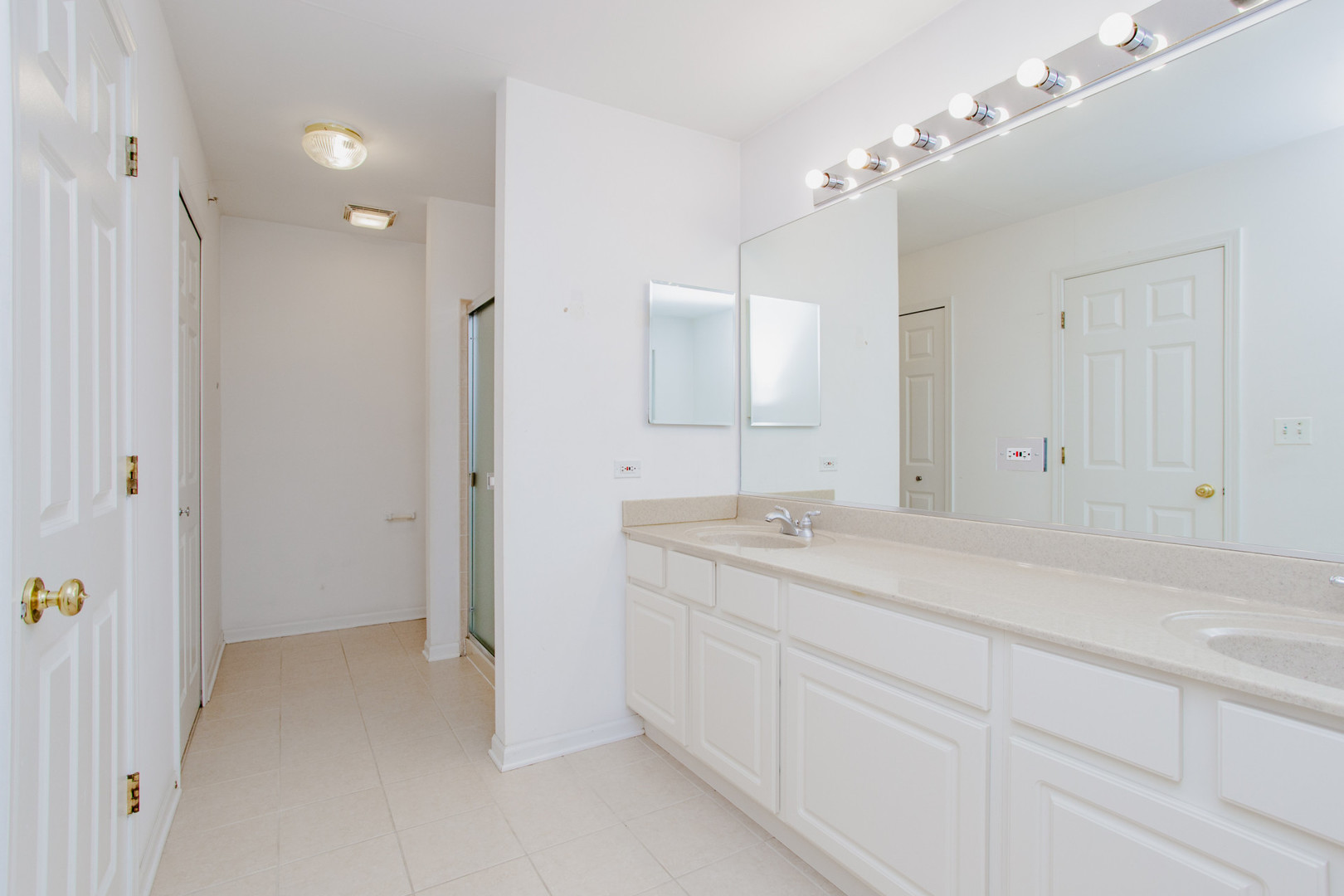800 Linden Circle Hoffman Estates, IL 60169 - Photo 16 of 30 a bathroom with a sink vanity granite and a mirror