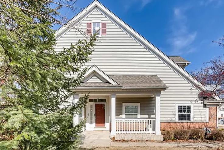 800 Linden Circle Hoffman Estates, IL 60169 - Photo 2 of 30 a view of a house front of house