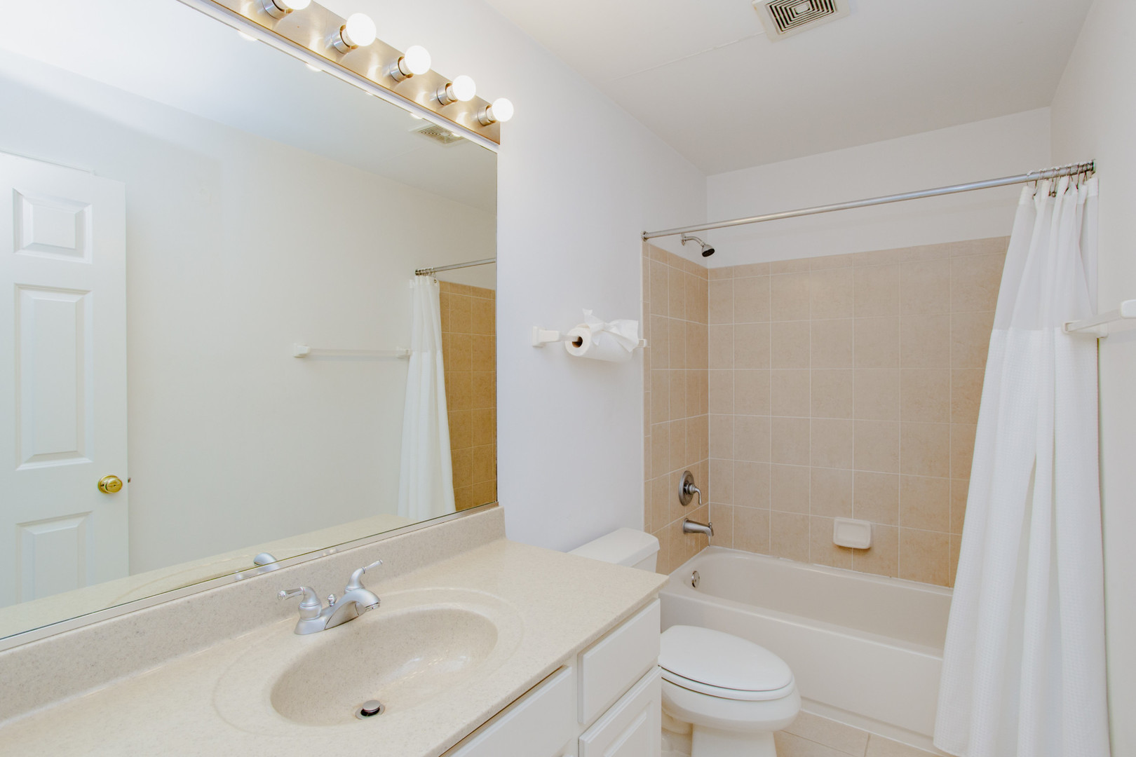 800 Linden Circle Hoffman Estates, IL 60169 - Photo 23 of 30 a bathroom with a sink toilet and shower