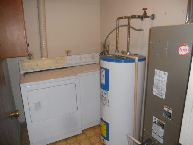 969 Golf Course Road, Unit 6 Crystal Lake, IL 60014 - Photo 11 of 13 a utility room with dryer and washer