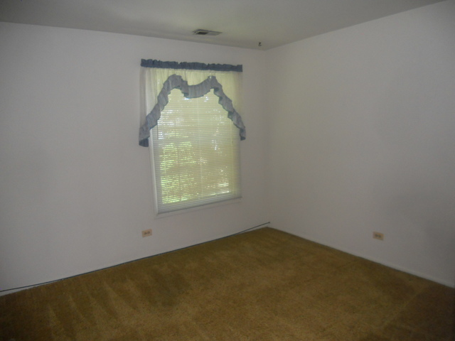 969 Golf Course Road, Unit 6 Crystal Lake, IL 60014 - Photo 9 of 13 an empty room with a window