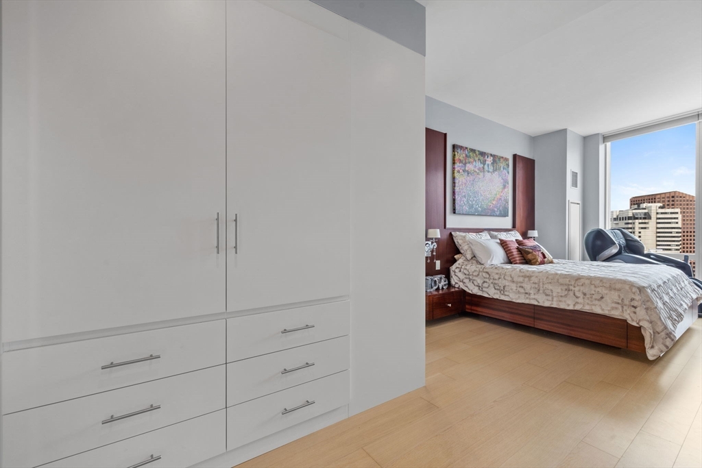 1 Franklin Street, Unit 3808 Boston, MA 02110 - Photo 16 of 40 a bedroom with a bed and lamp