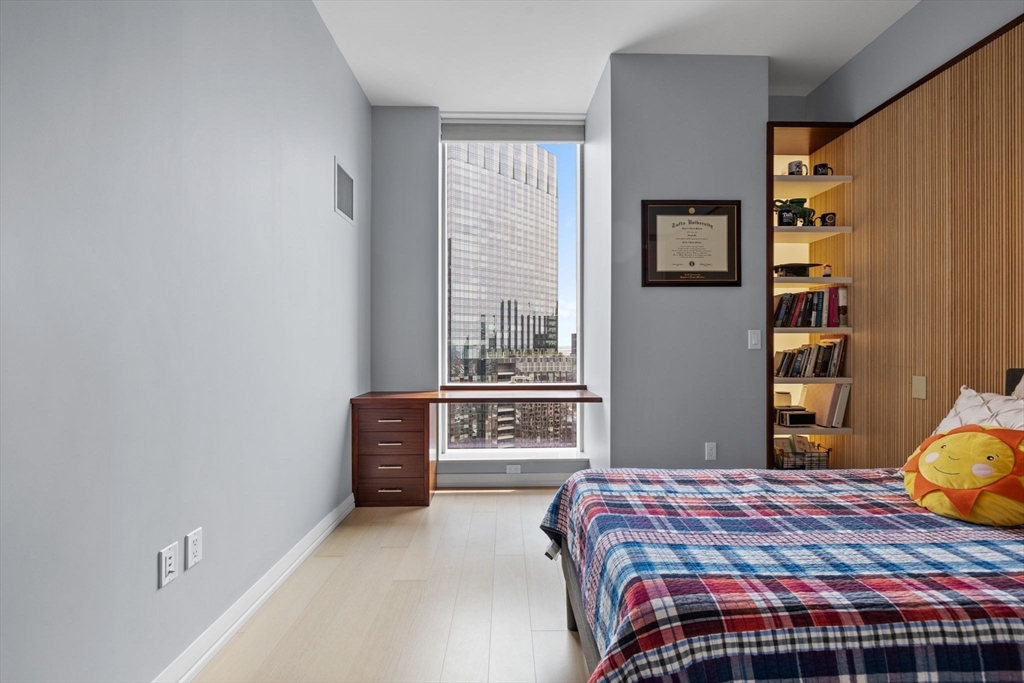 1 Franklin Street, Unit 3808 Boston, MA 02110 - Photo 21 of 40 a bedroom with a bed and a window