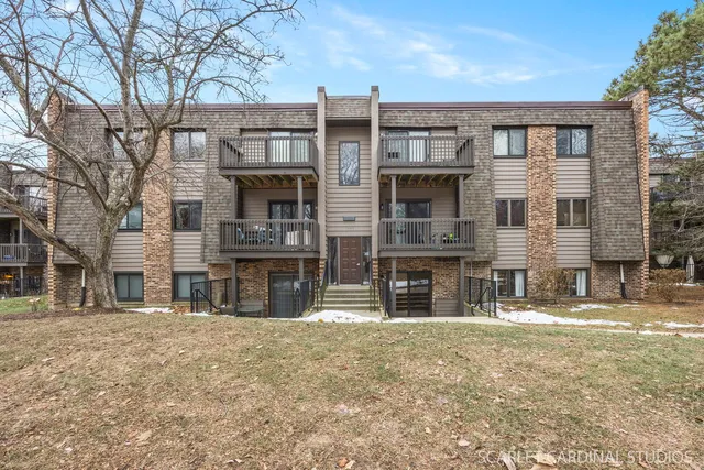 $218,000 | 1484 Stonebridge Circle, Unit B2, Wheaton, IL 60189