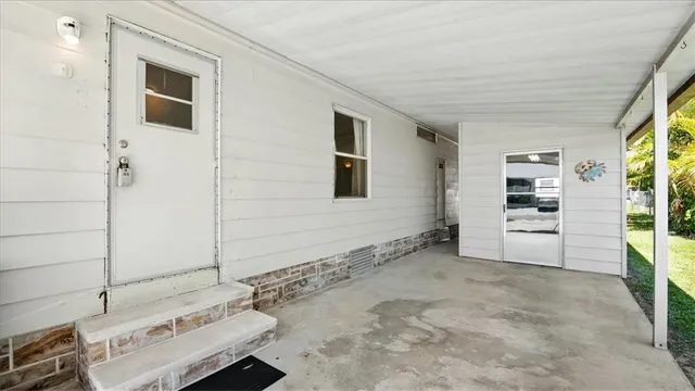 a view of livingroom with furniture
