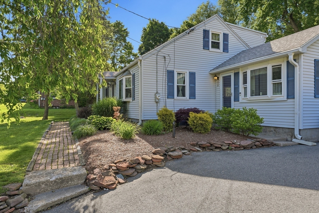 272 Prospect Avenue West Springfield, MA 01089 - Photo 3 of 39