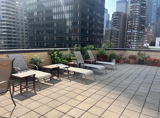 $748,000 | 301 East 48th Street, Unit 2C | Midtown East