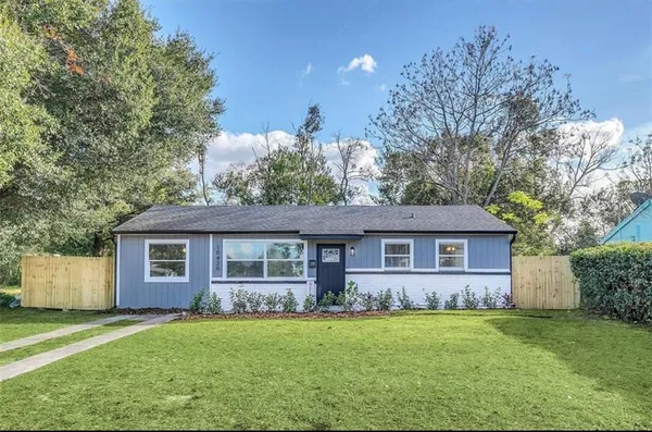 a view of a house with yard and tree s