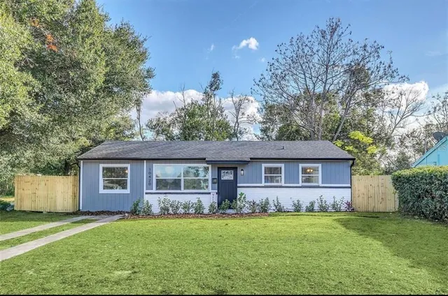 a view of a house with yard and tree s