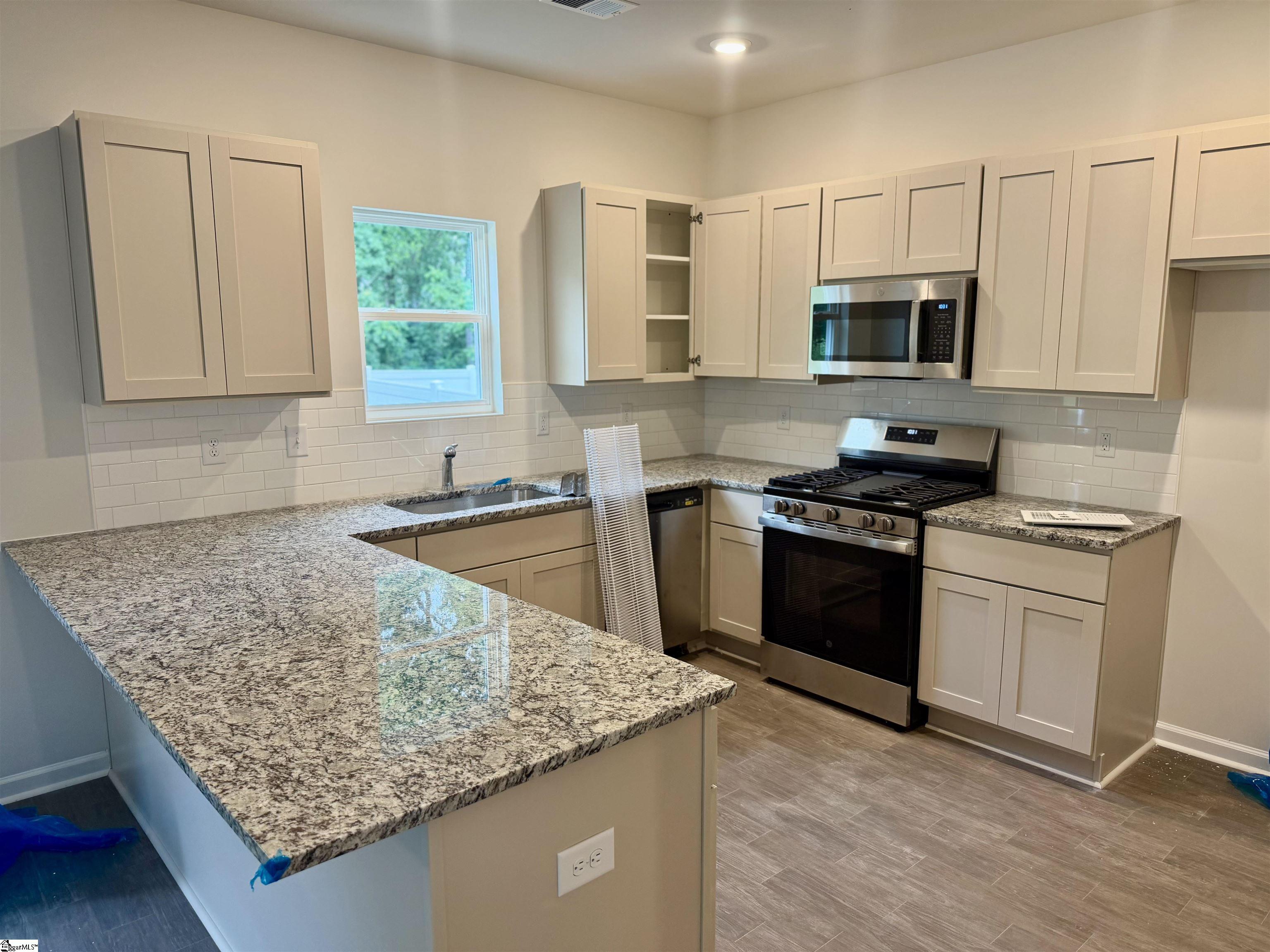 12115 Lansbury Drive Inman, SC 29349 - Photo 9 of 36