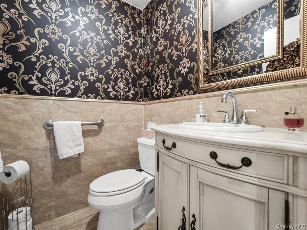 17 Cambridge Road Great Neck, NY 11023 - Photo 13 of 25 Gallery Image 13