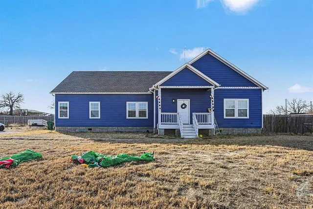 a view of a yard in front of a house with large tree