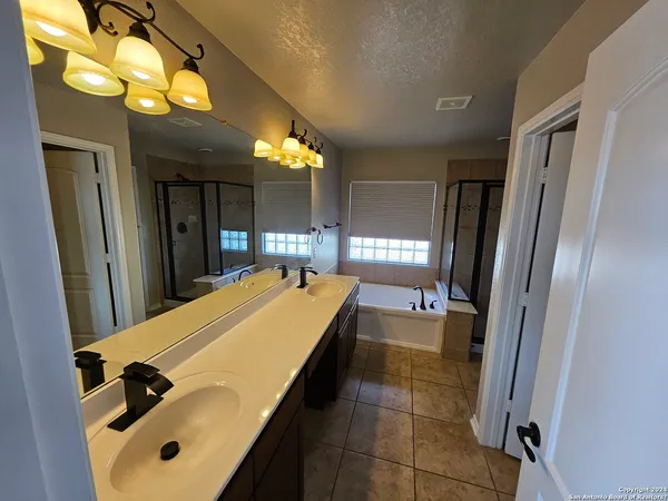 $2,475 | 17735 Via Del Oro, San Antonio, TX 78257