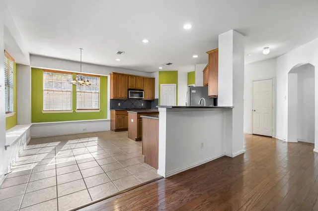 $3,000 | 910 Waterside Drive, Euless, TX 76039