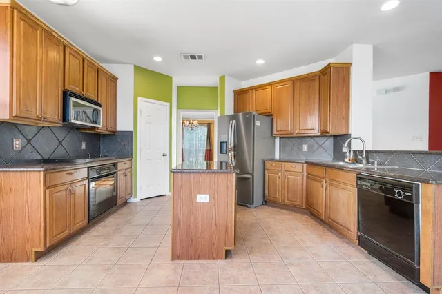 $3,000 | 910 Waterside Drive, Euless, TX 76039