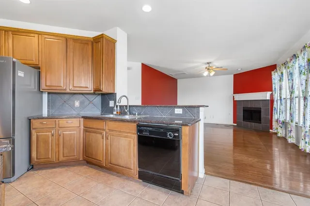 $3,000 | 910 Waterside Drive, Euless, TX 76039