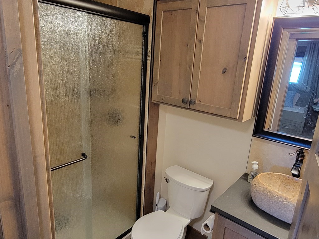 31-33 Bacon Creek Road Cascade, ID 83611 - Photo 24 of 33 Guest bath