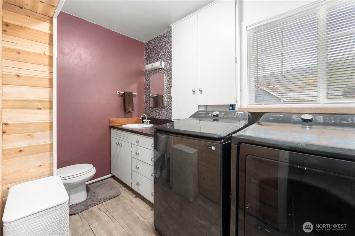 225 South Division Street Cashmere, WA 98815 - Photo 15 of 40 a utility room with a sink a toilet and a window