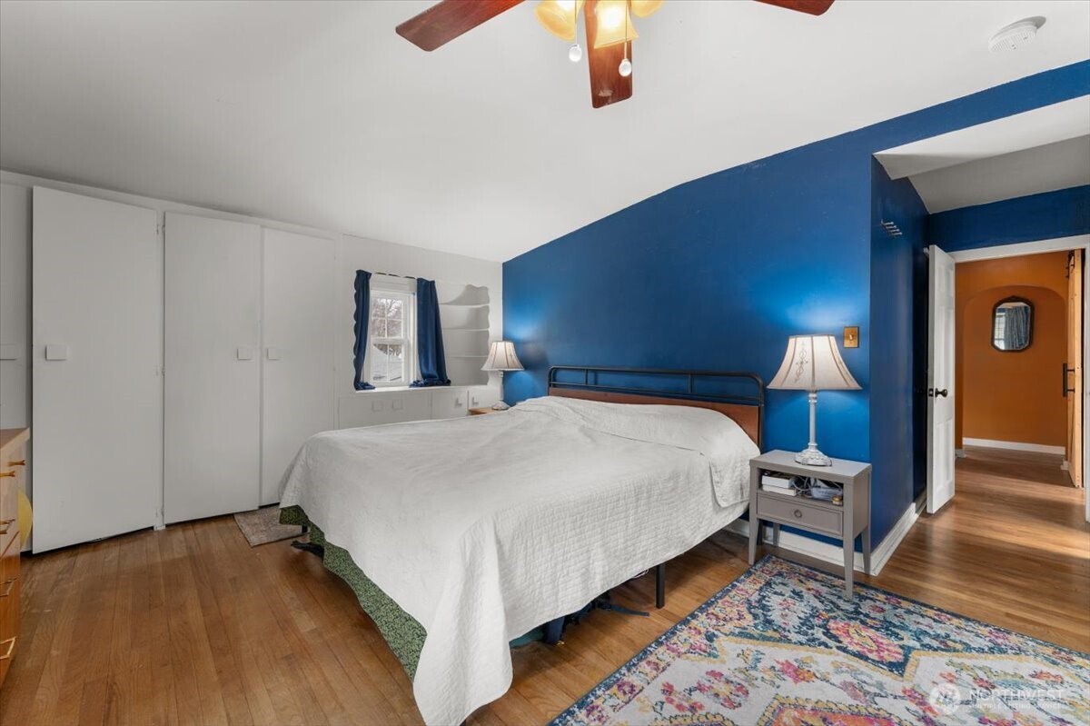 225 South Division Street Cashmere, WA 98815 - Photo 17 of 40 a bedroom with a bed and a lamp
