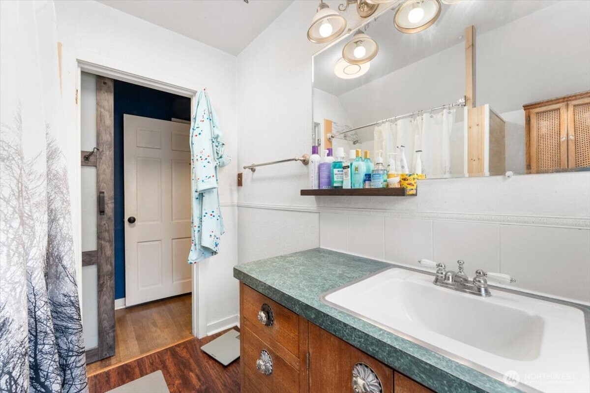 225 South Division Street Cashmere, WA 98815 - Photo 21 of 40 a bathroom with a sink and a mirror