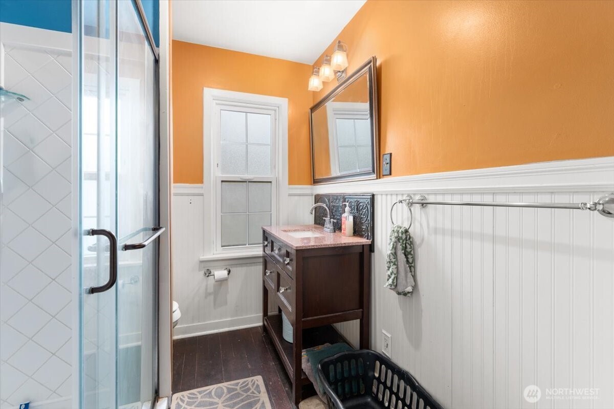 225 South Division Street Cashmere, WA 98815 - Photo 22 of 40 a bathroom with a sink toilet and shower
