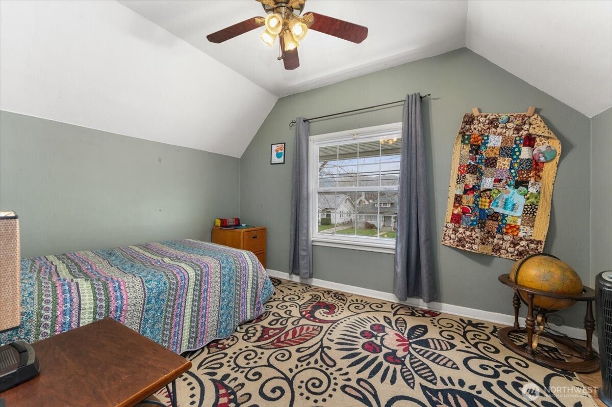 225 South Division Street Cashmere, WA 98815 - Photo 23 of 40 a bedroom with bed and a window