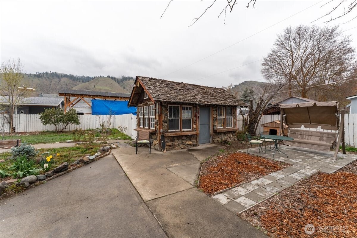 225 South Division Street Cashmere, WA 98815 - Photo 34 of 40 a view of a house with backyard